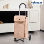 Andersen Scala Lissa - sand, in use Person with the sand Andersen Scala Lissa shopping trolley