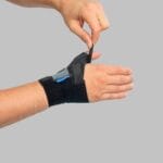 Adjusting the thumb section Fingers adjusting the Velcro tab at the thumb section