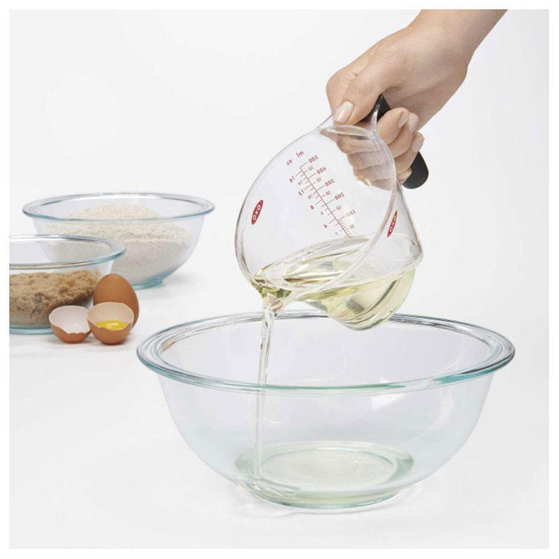 Adapted measuring cup for easy reading Ergonomic measuring cup with clear markings